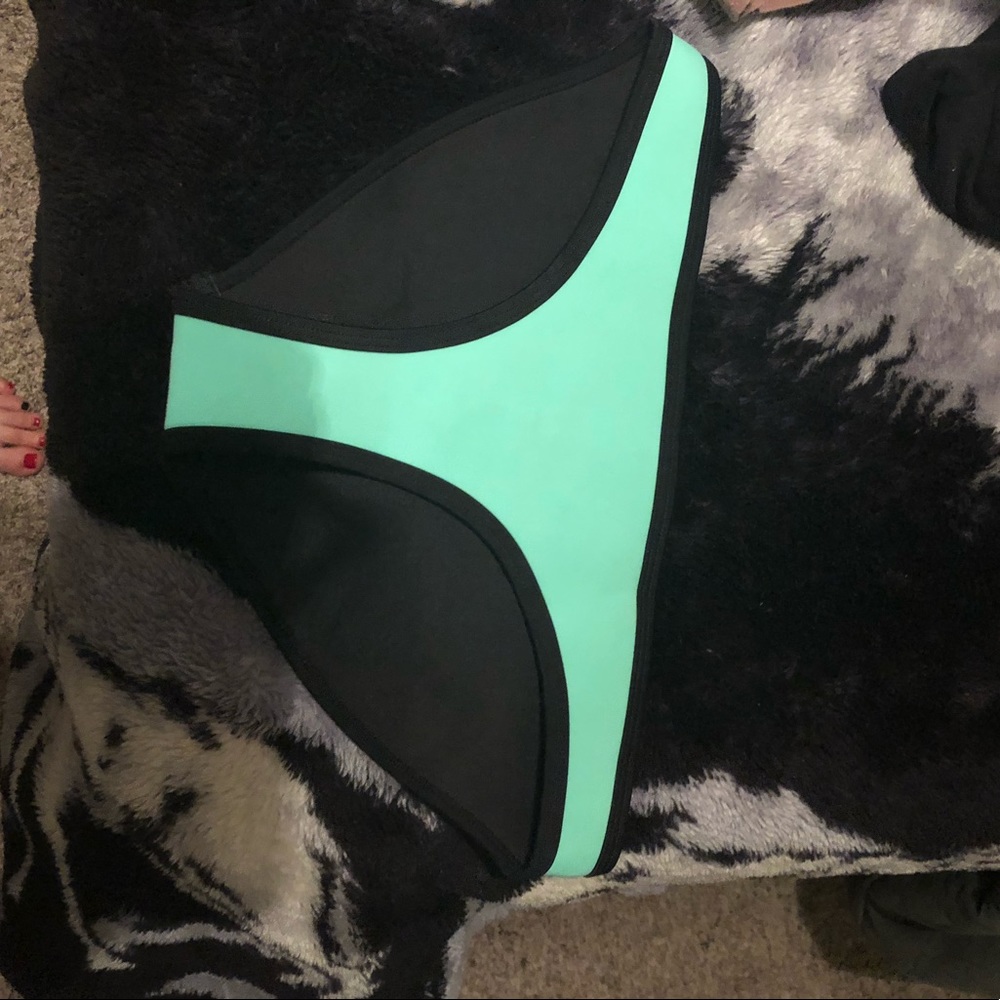 TRIANGLE bottoms size small, NO FLAWS💞